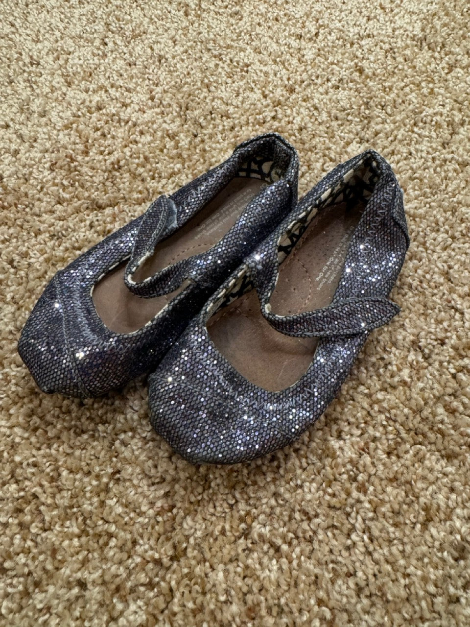 #86A girls size 6 toms, sparkle