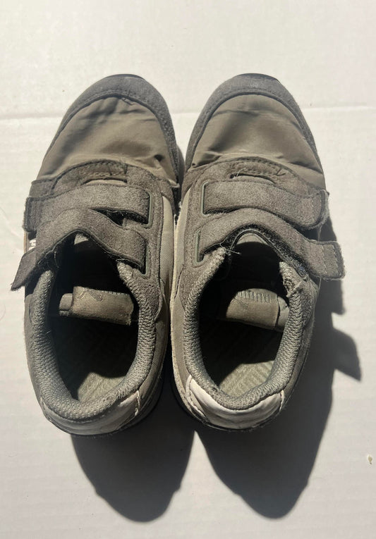 #98 Boys 12C Puma Sneakers