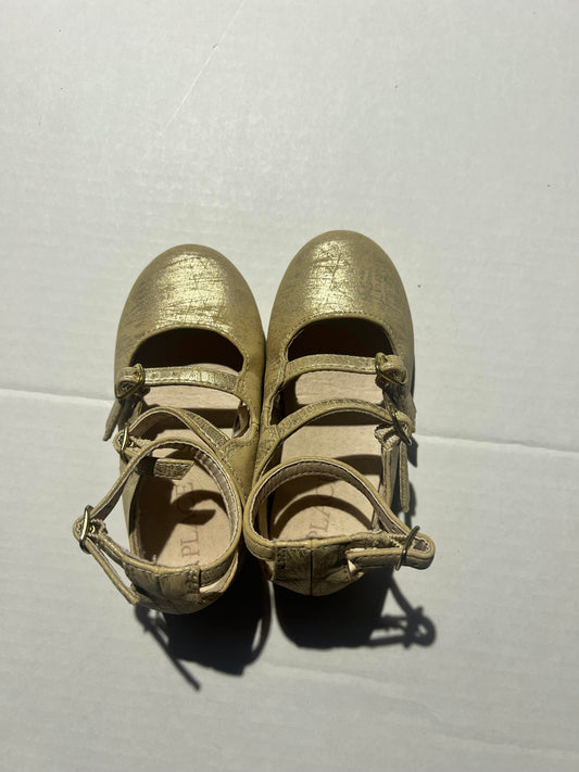 #98 Girls 6 Gold Strappy Shoes
