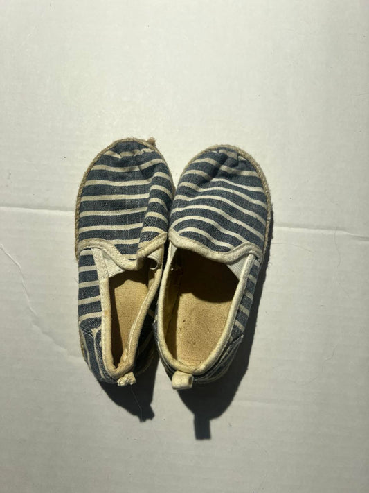 #98 Boys 7 Slip on Shoes