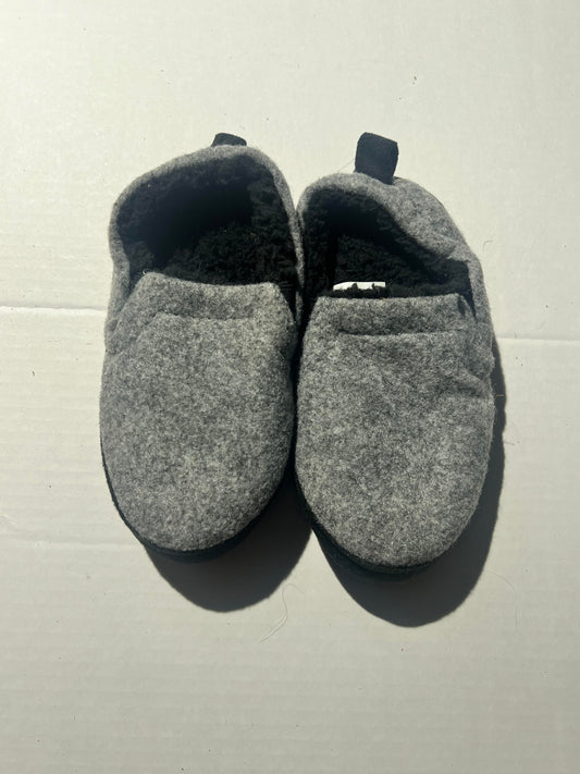 #98 Boys 13/1 Slippers