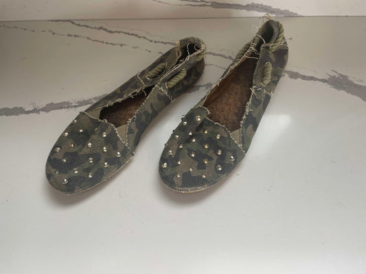 #222 Women's Size 8 Olive Green Gold Stud Army Fatigue Cork Shoes