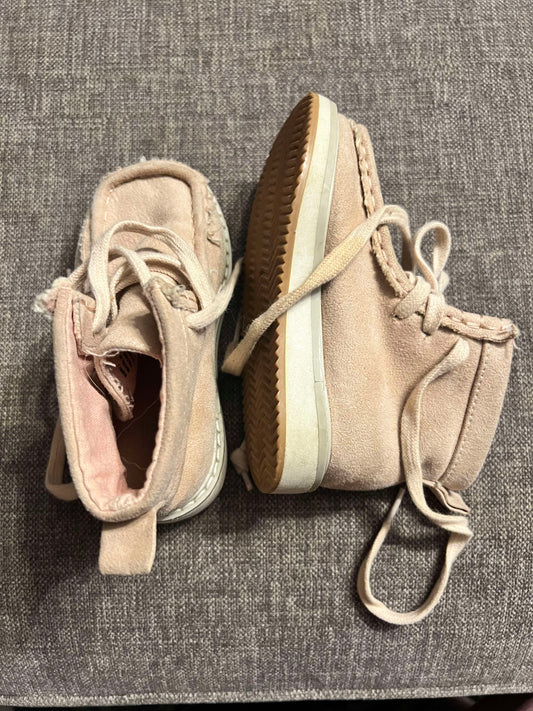 #98 Girls 7 Gap Pale Pink Hightop Shoes