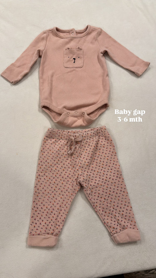 #145 Gap bear pocket onesie and floral legging set Girls 3-6 mth EUC