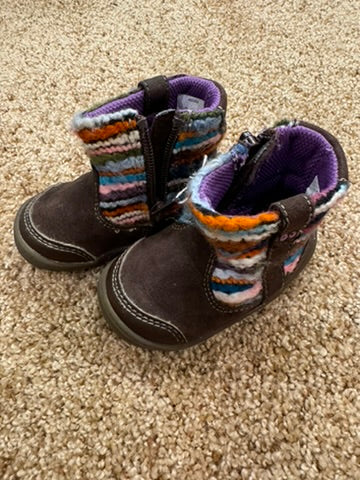 #86A girls size 4 boots, stride rite