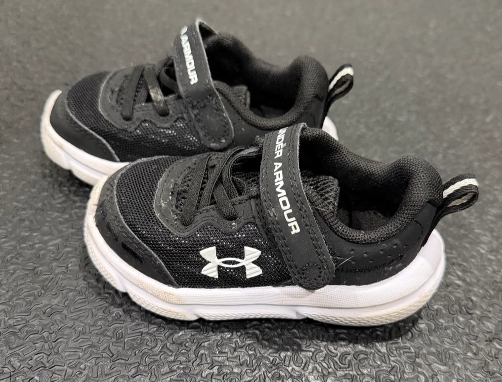 #42 Under Armour Size 5 Boy Shoes