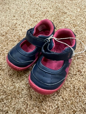 #86A girls size 4 stride rite shoes