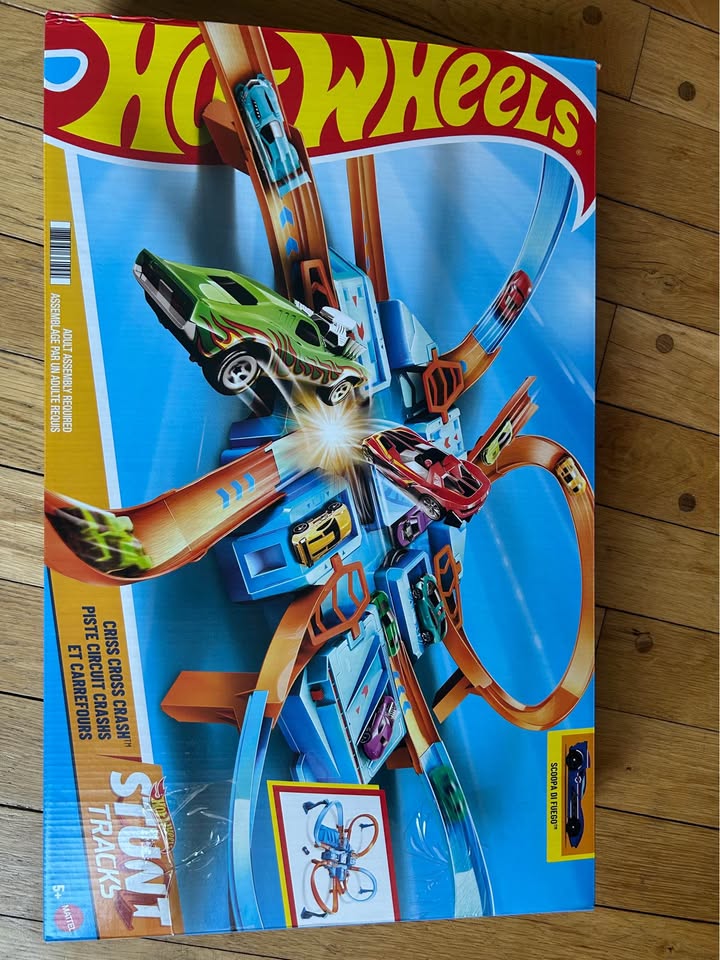 Seller 128 - Hot Wheels Criss Cross Crash Track Set - New in Box!