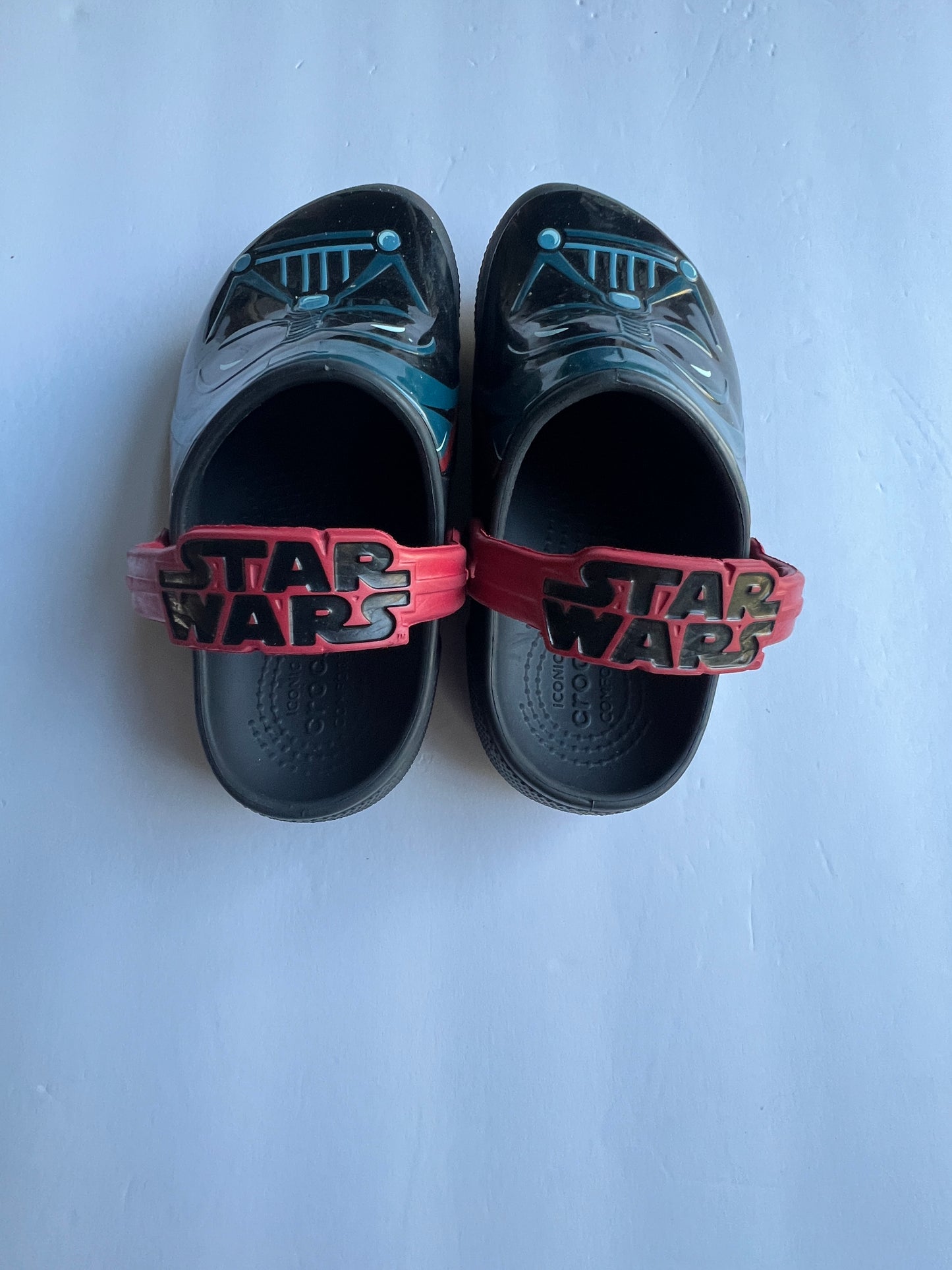 #77B Boys Shoe Size 1 Star Wars Crocs with Light Up Eyes