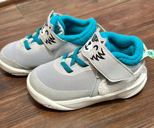 #162 Nike Sneakers size 9