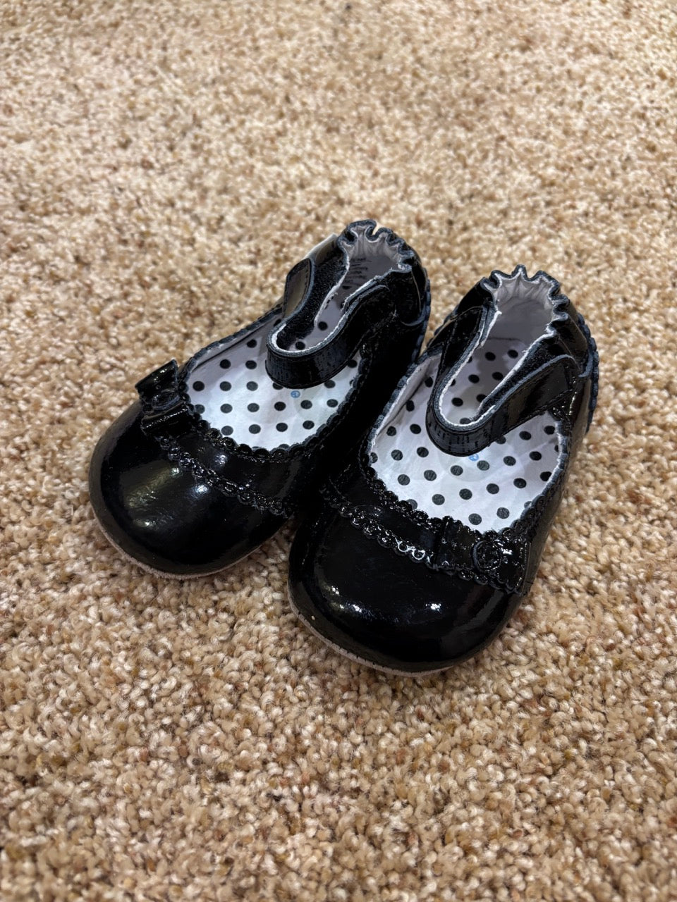 #86A girls Mary janes, robeez, size 9-12mo