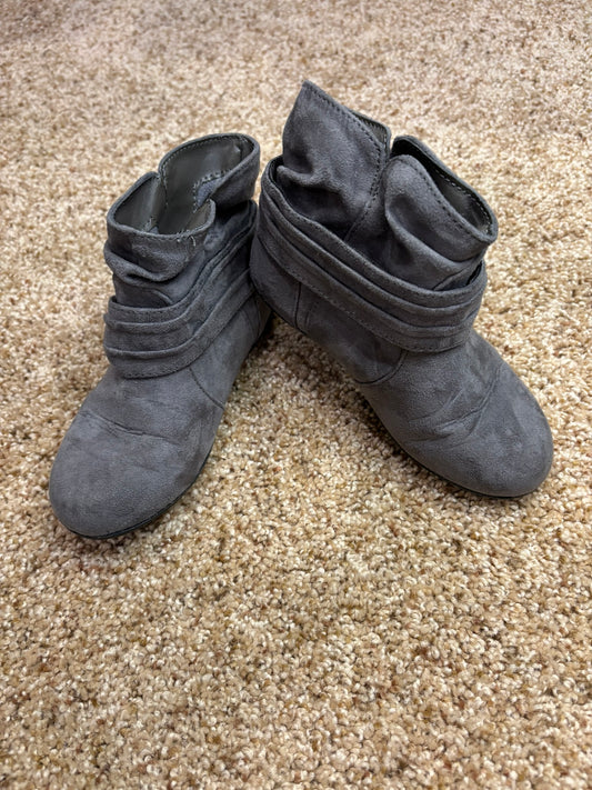 #86A girls size 10 grey suede boots, jumping beans