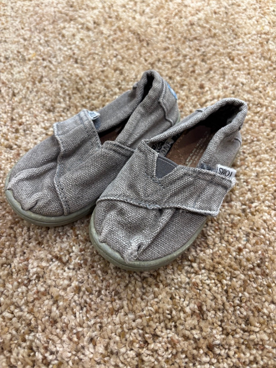 #86A boys grey toms, size 6