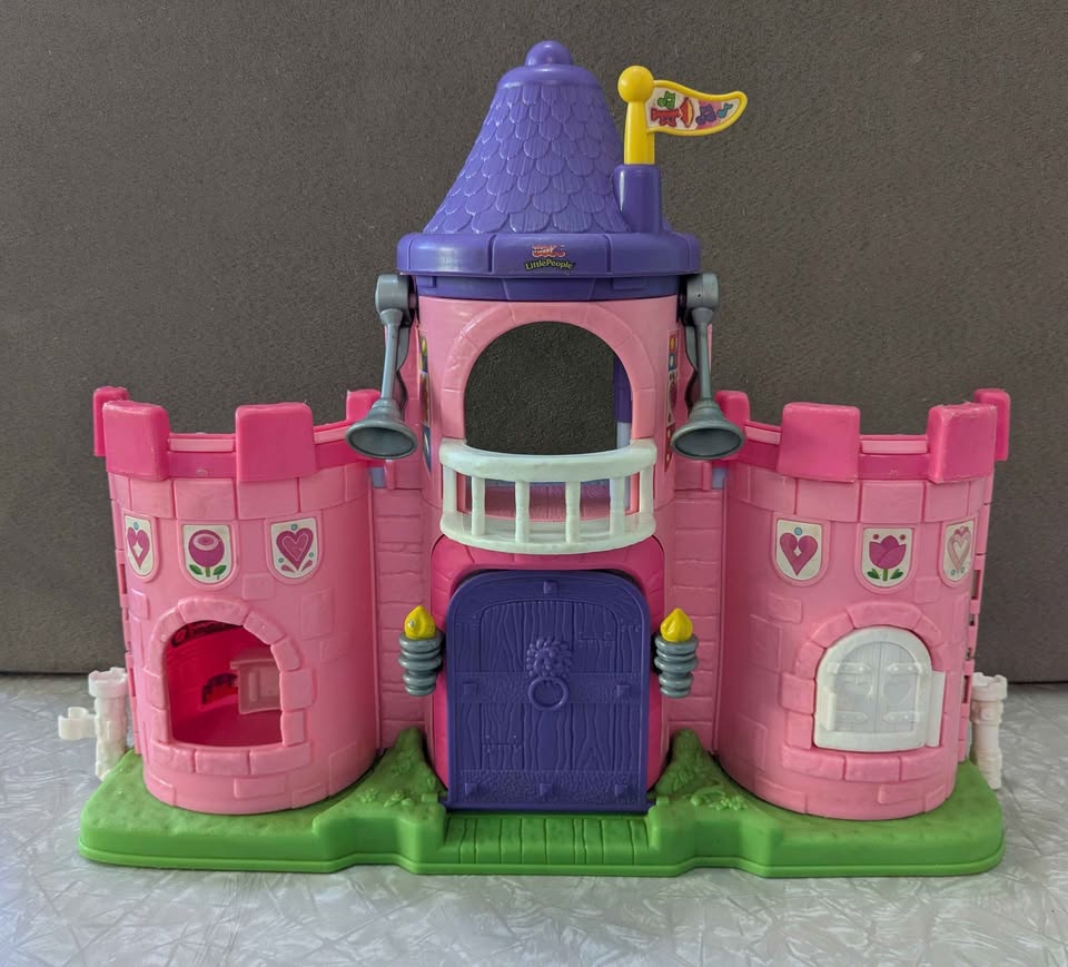 #61 Fisher Price Little People 2004 Lil' Kingdom Pink Castle - No Sound