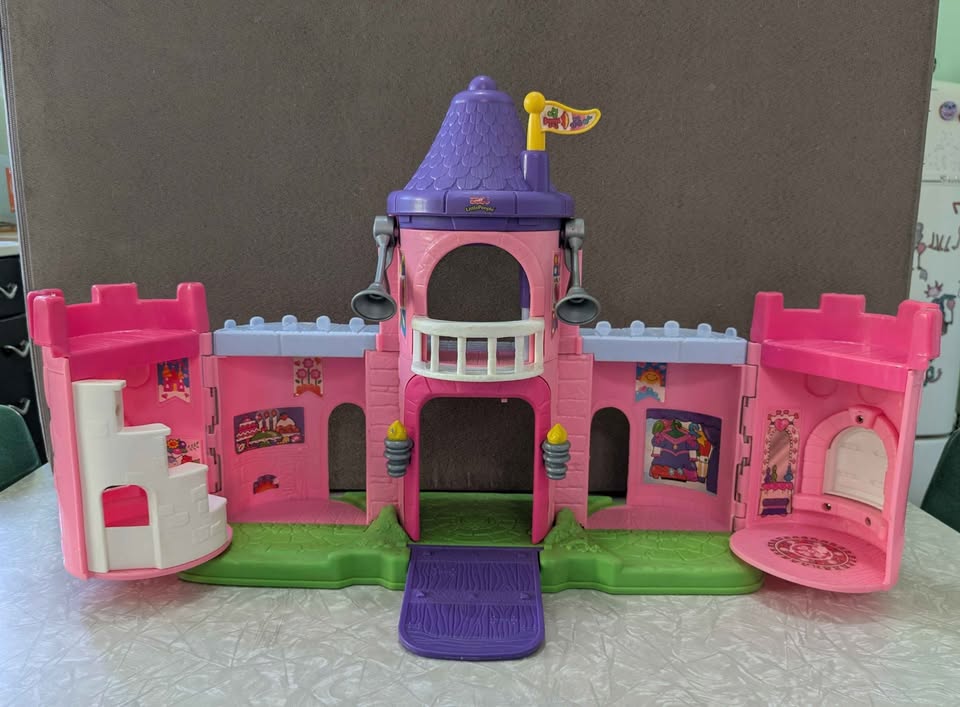 #61 Fisher Price Little People 2004 Lil' Kingdom Pink Castle - No Sound