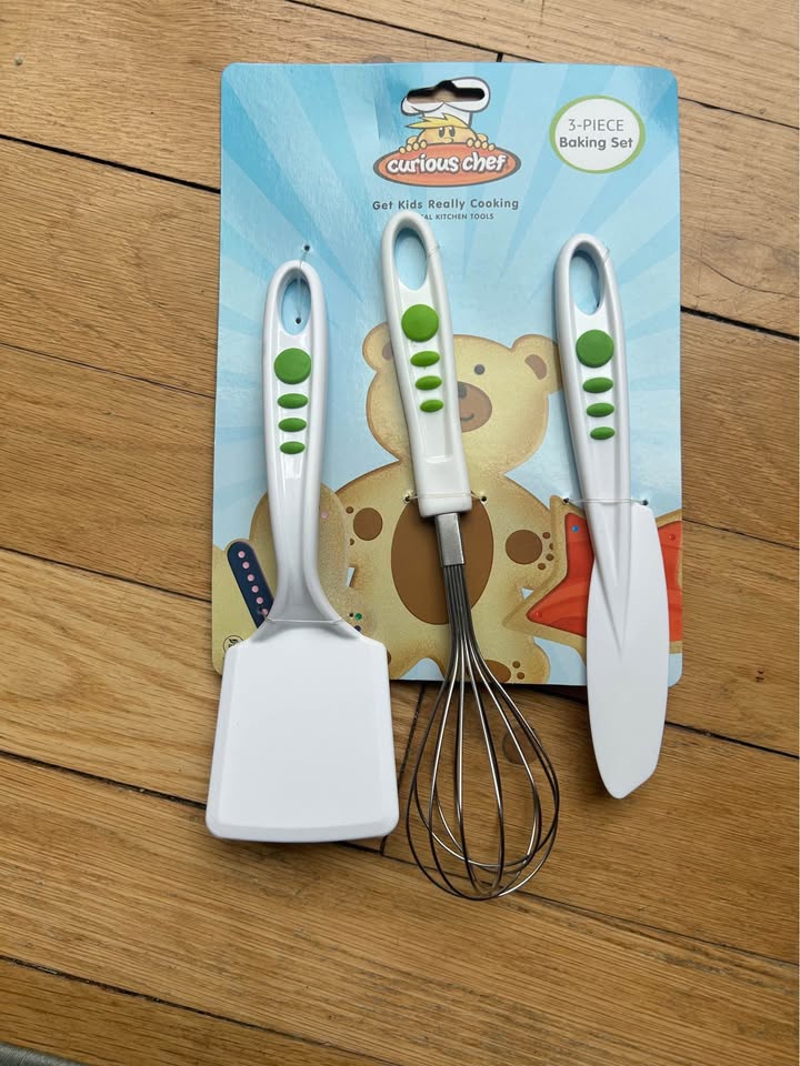 Seller 128 - 3 Piece Kids baking Set - New