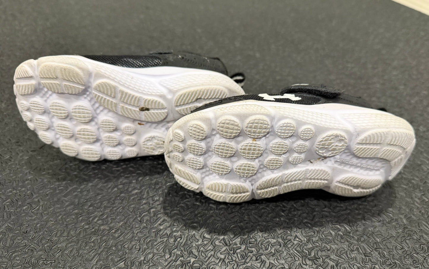 #42 Under Armour Size 5 Boy Shoes