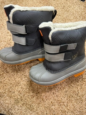 #86A boy snow boots, size 11, cat and jack