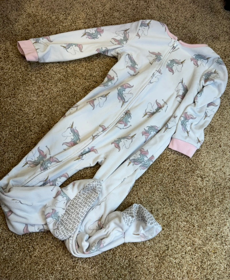 #86A 5T carters unicorn footed fleece pajamas