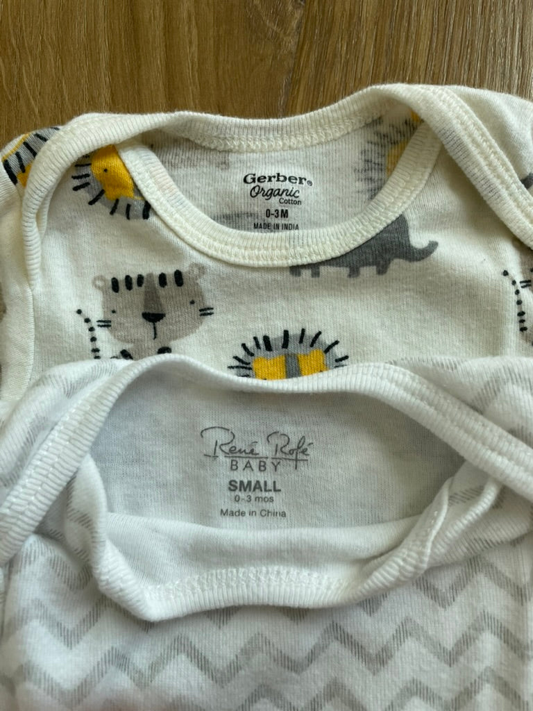 #6 - Short Sleeved Bodysuits/Onesies - Size 0-3 months