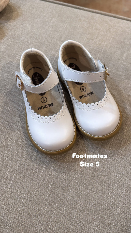 #145 Footmates white dress shoe Size 5 EUC