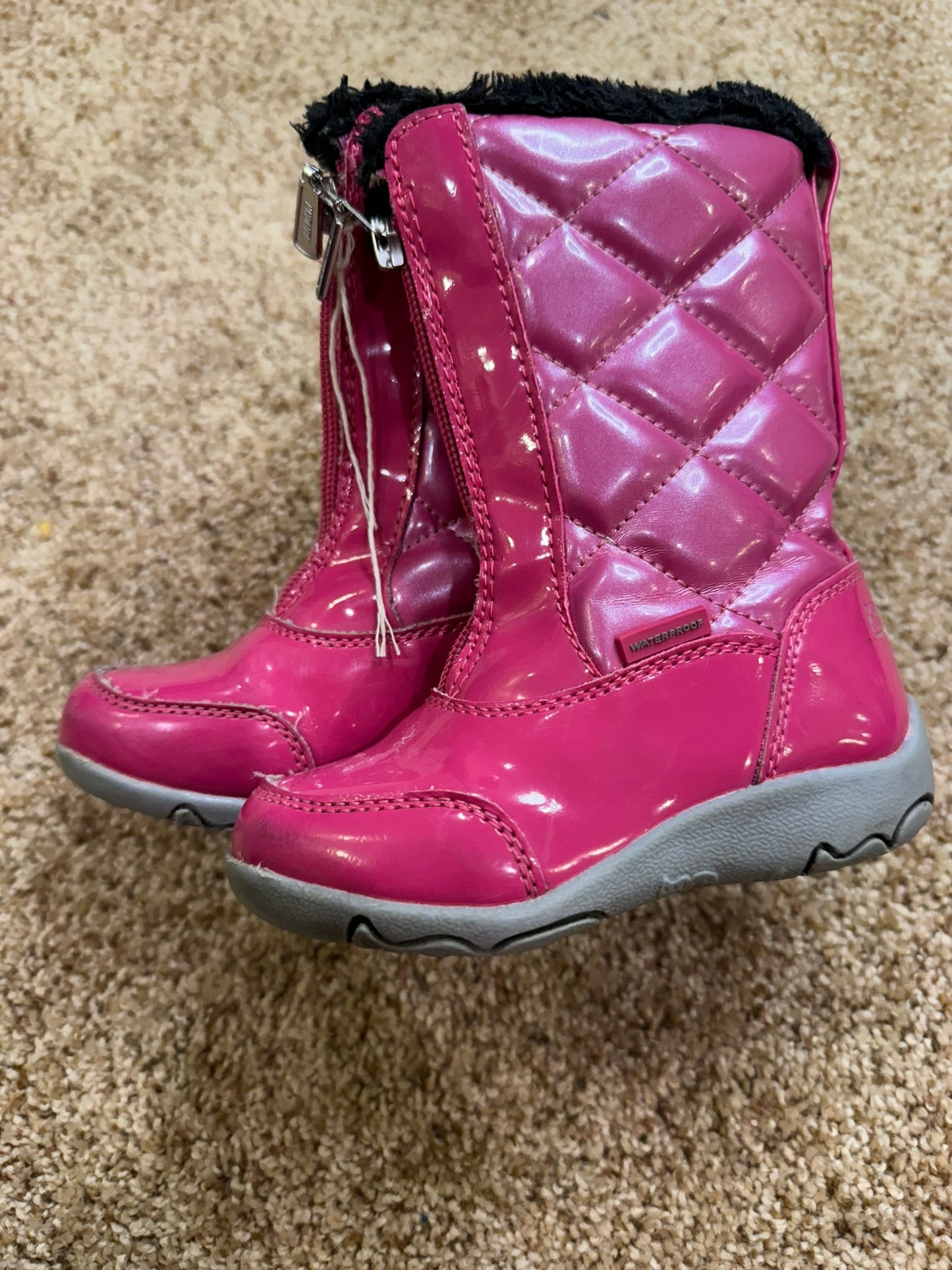 #86A girls snow boots size 7, khombu