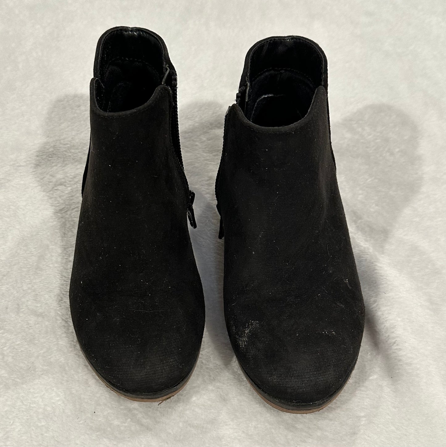 #75B Girls size 10 Cat and Jack black booties