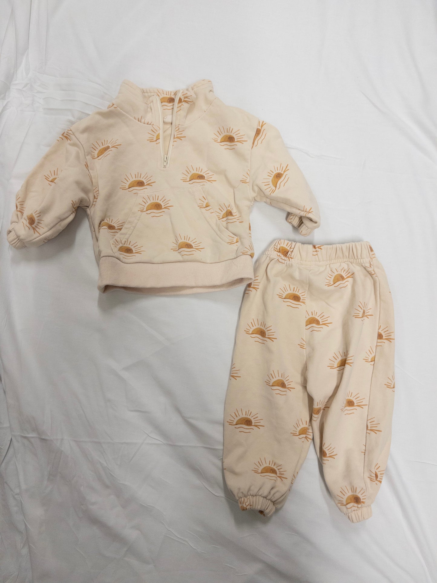 #151 girls 6-12 month sunshine sweat suit. Unknown brand