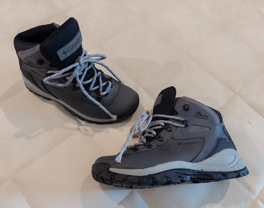 #101 Columbia hiking boots, women's size 6 - VGUC