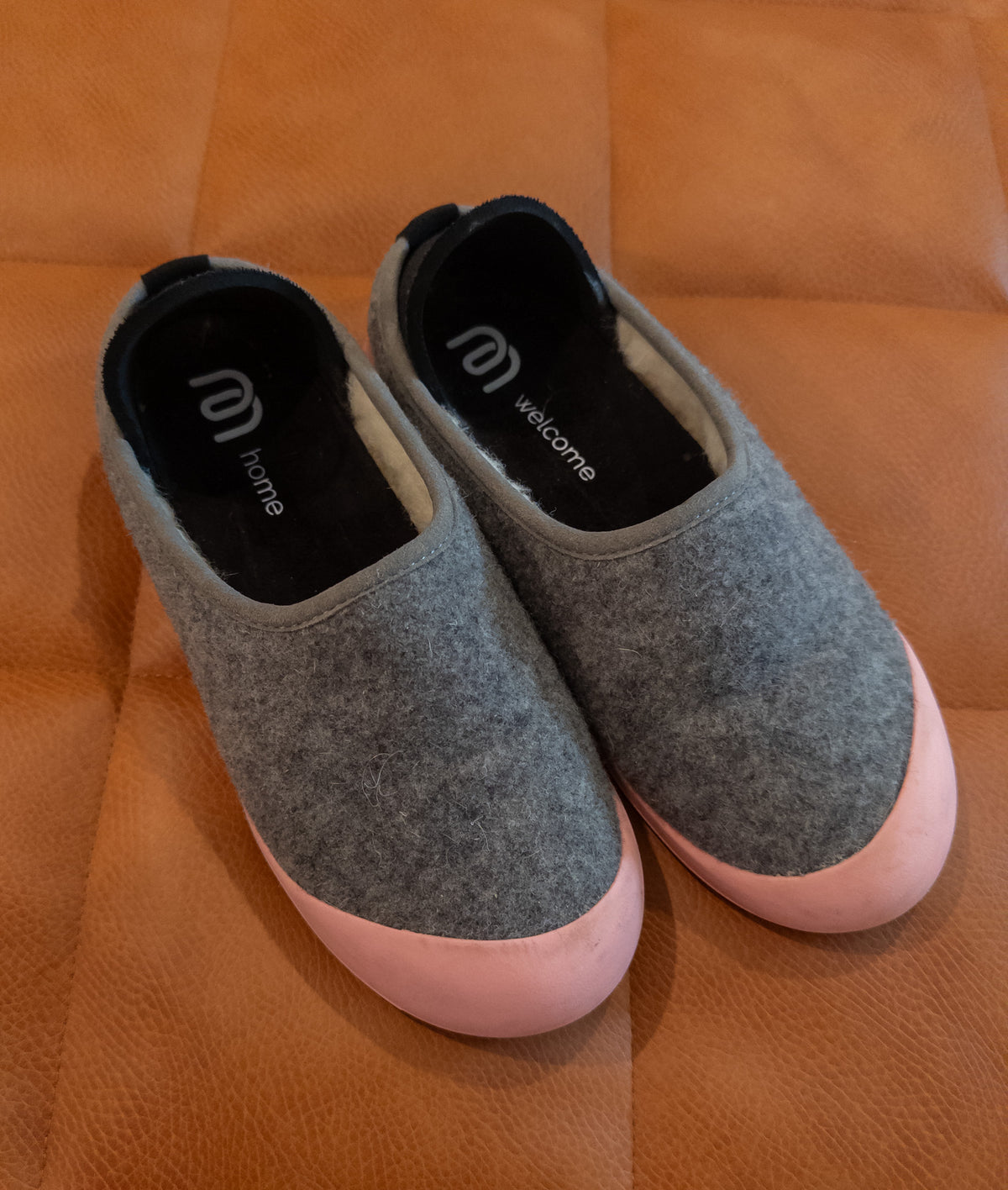 #37 Women's 6 Indoor/Outdoor shoes slippers - EUC