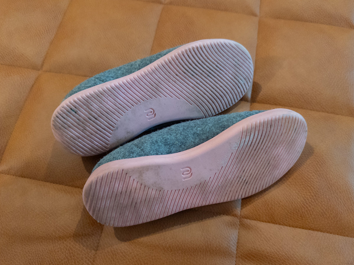 #37 Women's 6 Indoor/Outdoor shoes slippers - EUC