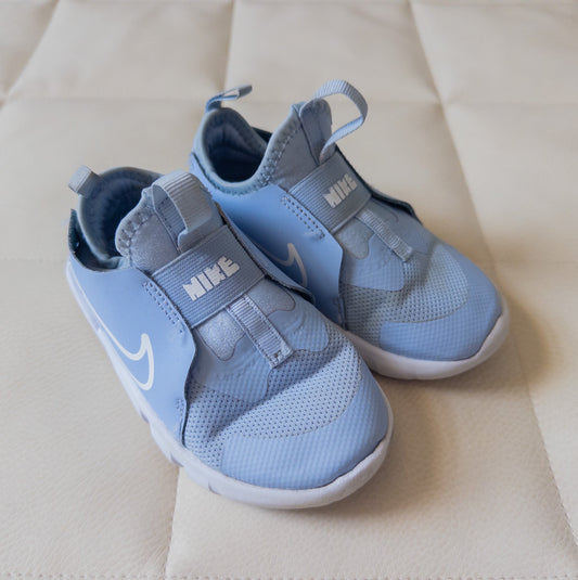 #152 boys / girls Nike 8c light blue slip on sneakers - VGUC