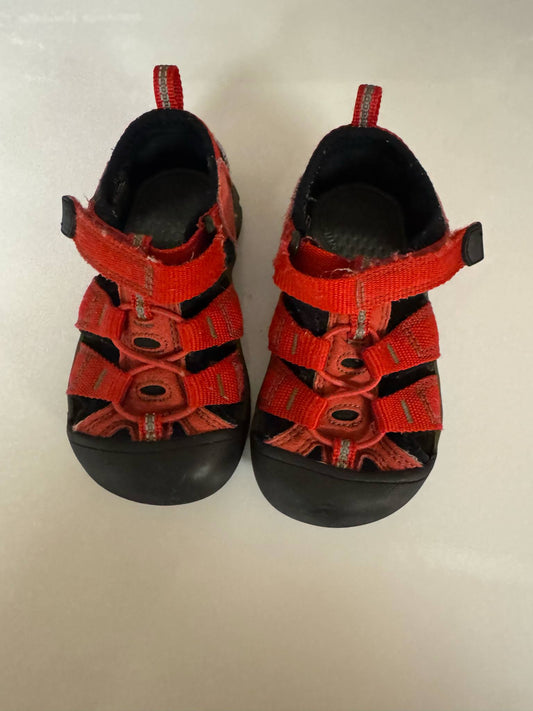 REDUCED #92 Boy/girl size 7 KEEN sandles hiking /water