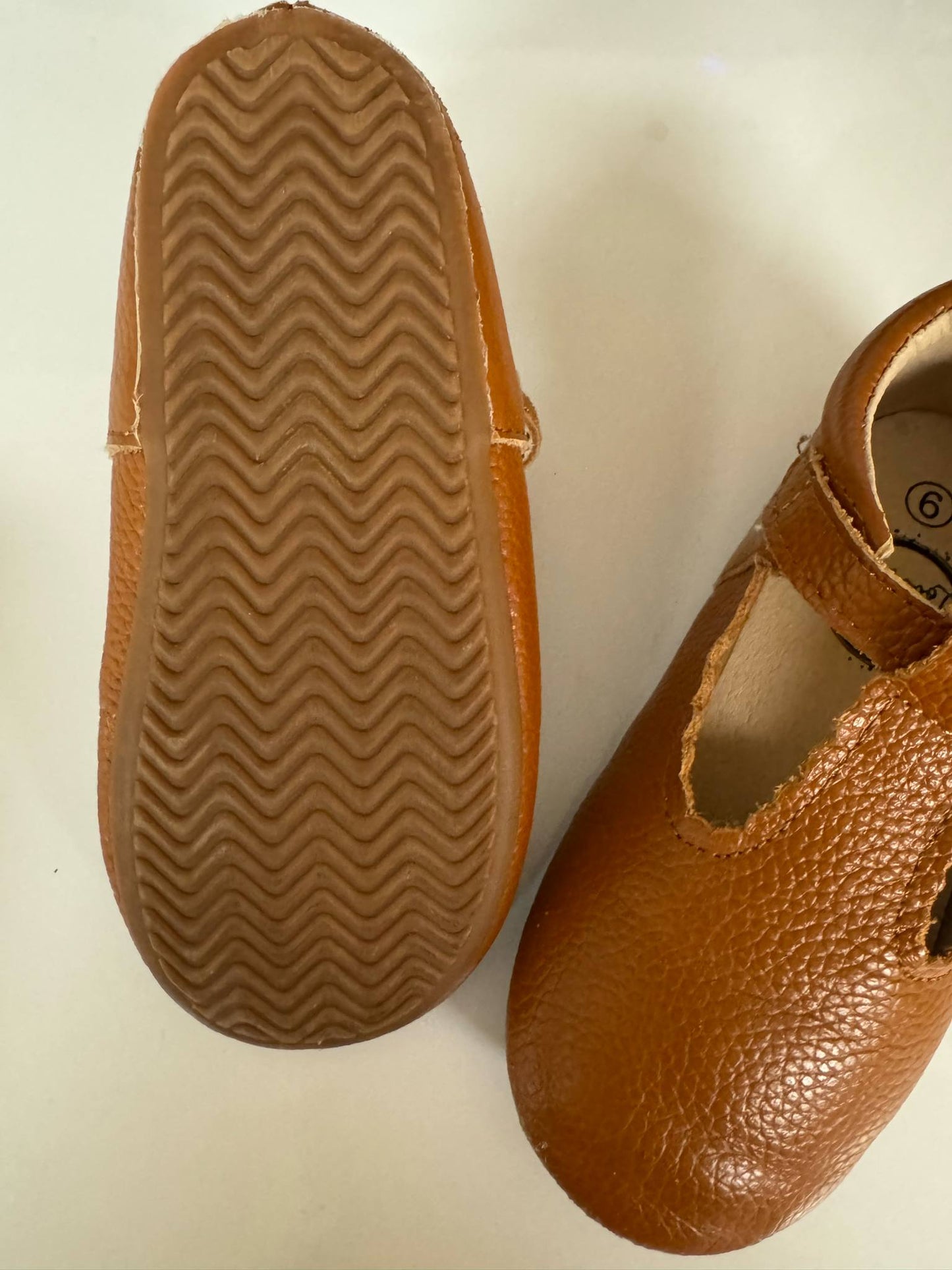 REDUCED #92 Girls size 9 brown leather pecan t bar shoe like new. Little love bug