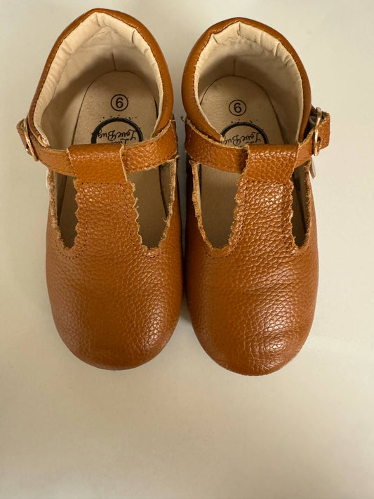 REDUCED #92 Girls size 9 brown leather pecan t bar shoe like new. Little love bug
