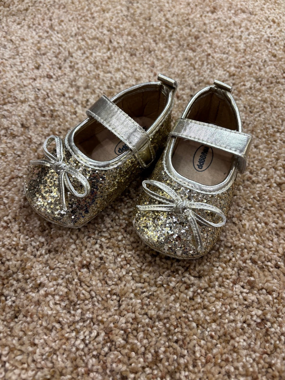 #86A girls gold sparkle shoes , size 6-12 mo