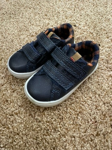 #86A boys navy shoes, carters size 5