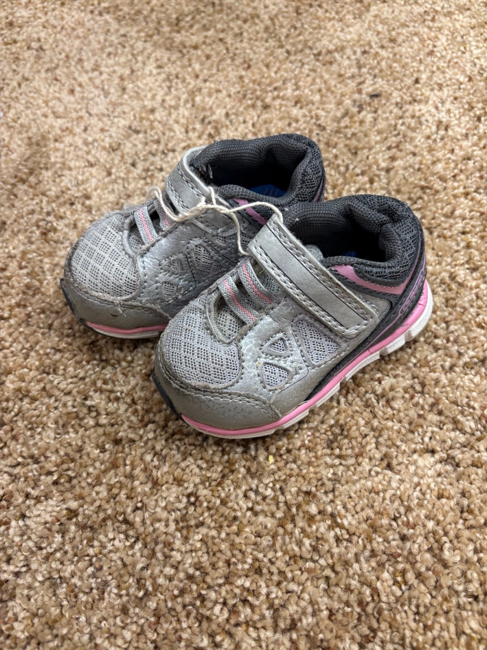 #86A girls size 3 gym shoes