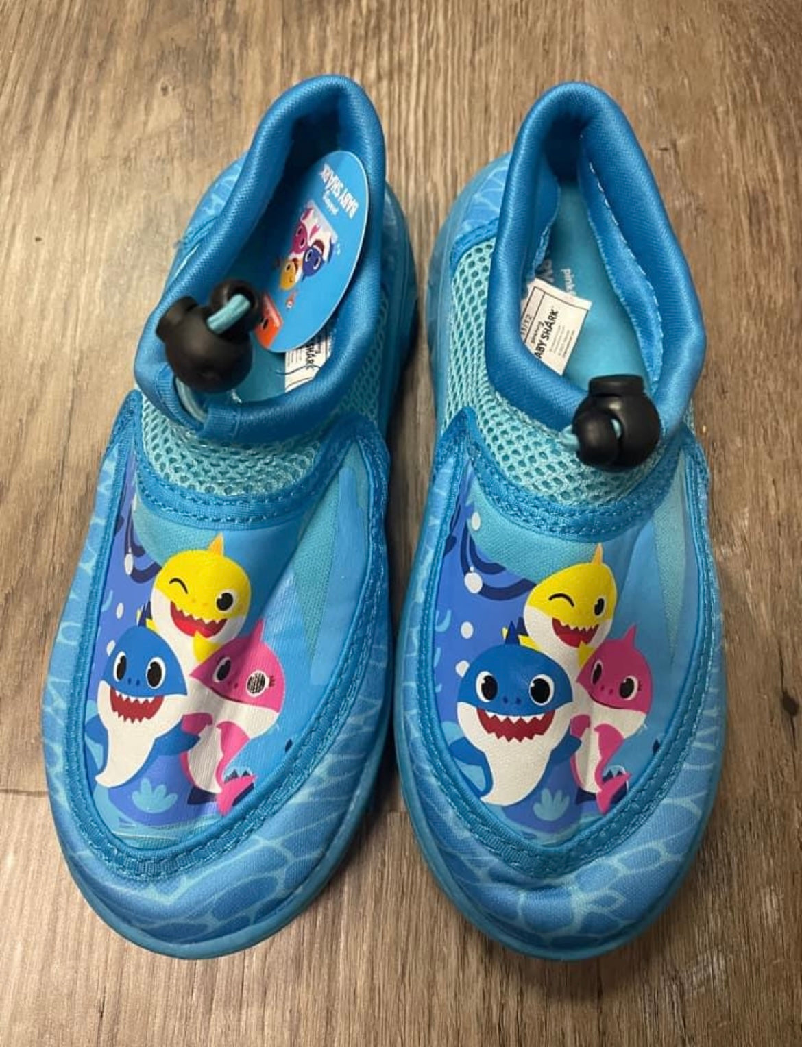 LNew boy dual size 11/12 Baby shark water shoes