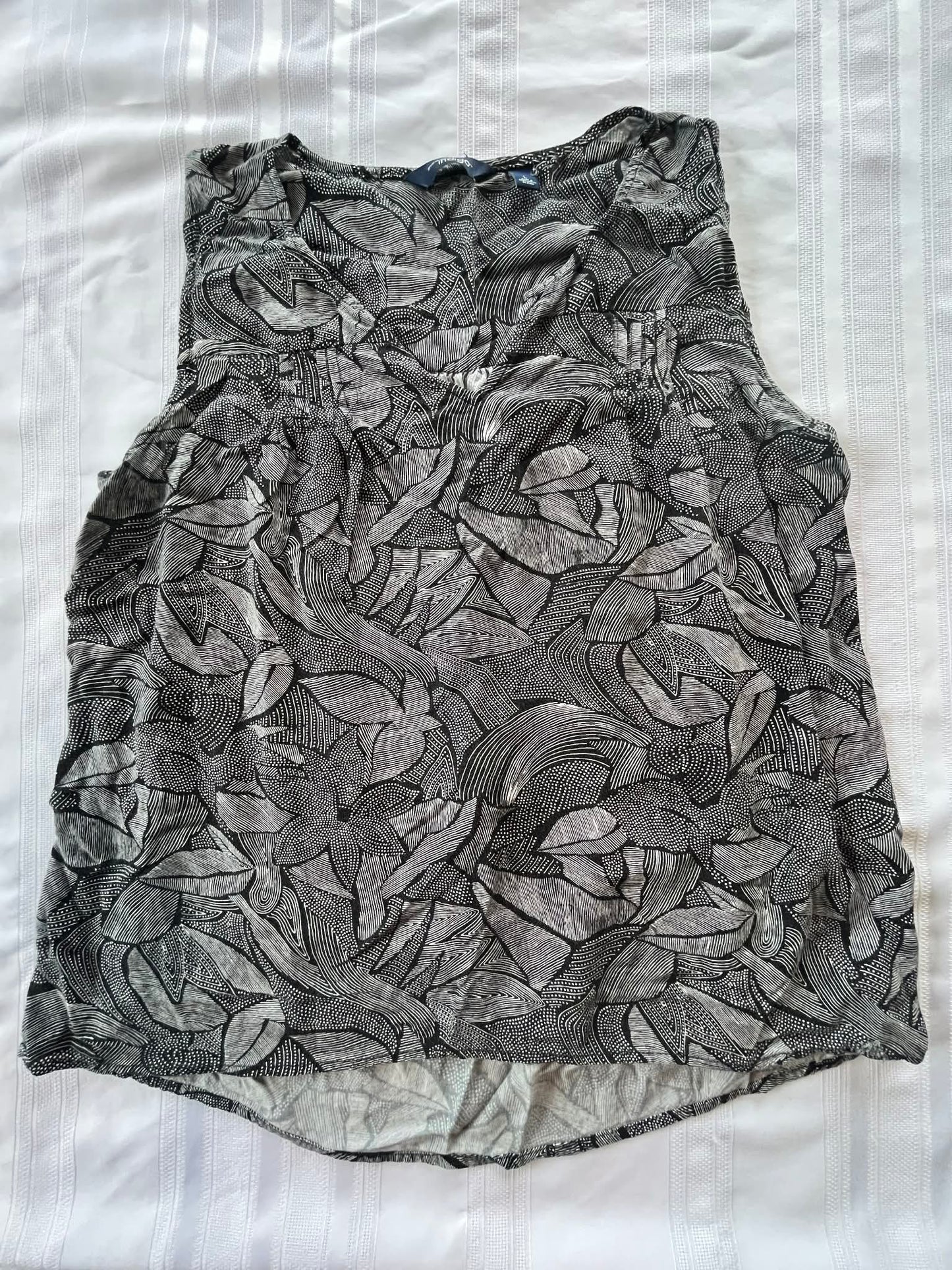 #57  Women’s Large sleeveless shirt EUC