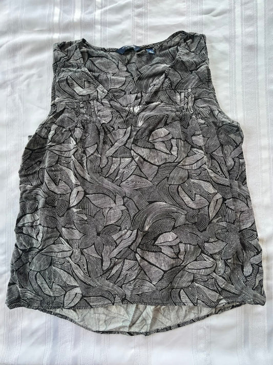 #57  Women’s Large sleeveless shirt EUC