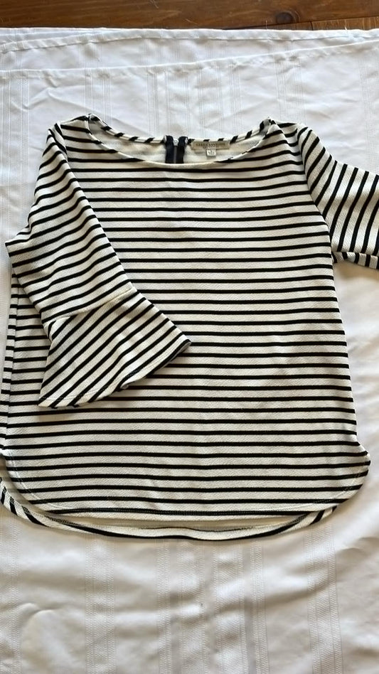 #29 Women's size L Shirt EUC