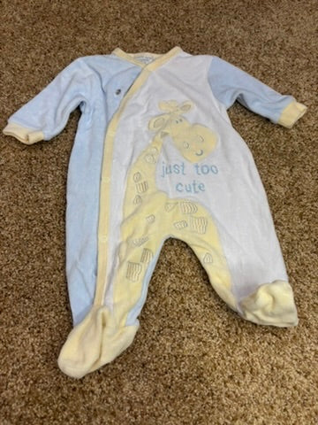 #86A boys 0-3 mo giraffe sleeper