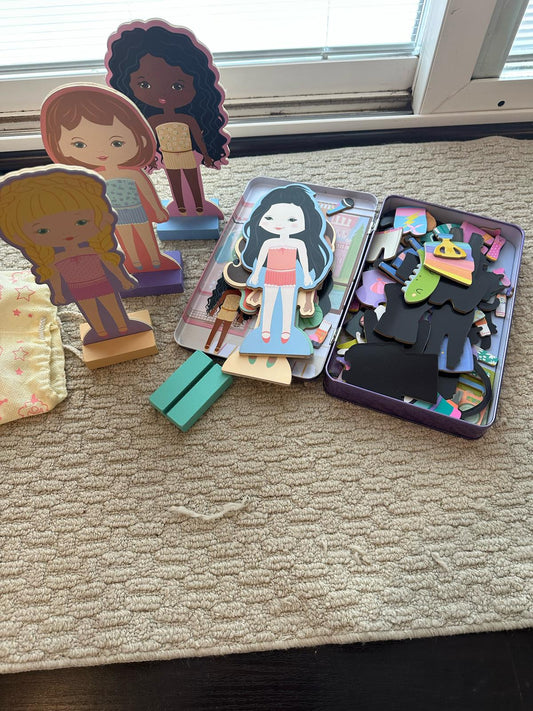 #162 Magnetic Dress Up Dolls