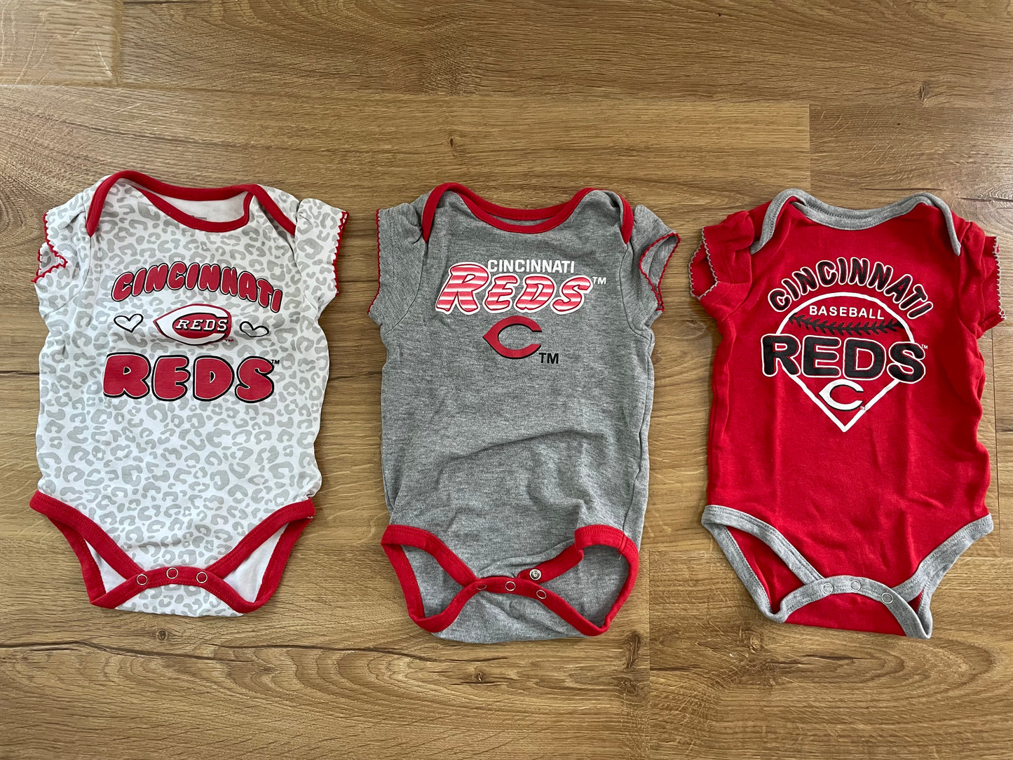 #6 - Girls Cincinnati Reds Bodysuit/Onesies, 6-9 months