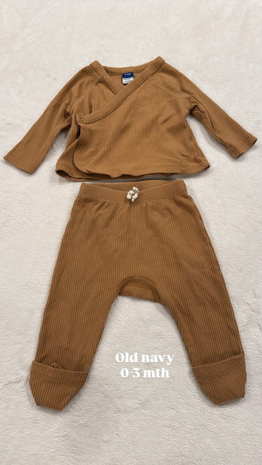 #145 Old navy tan ribbed set GN 0-3 mth GUC