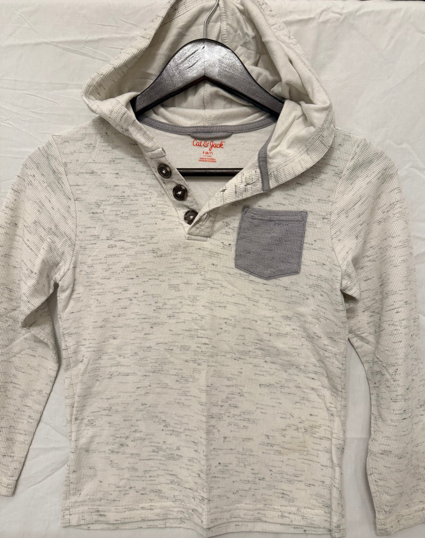 #143 Cat and Jack 3 button hooded henley boys size small (S 6/7)