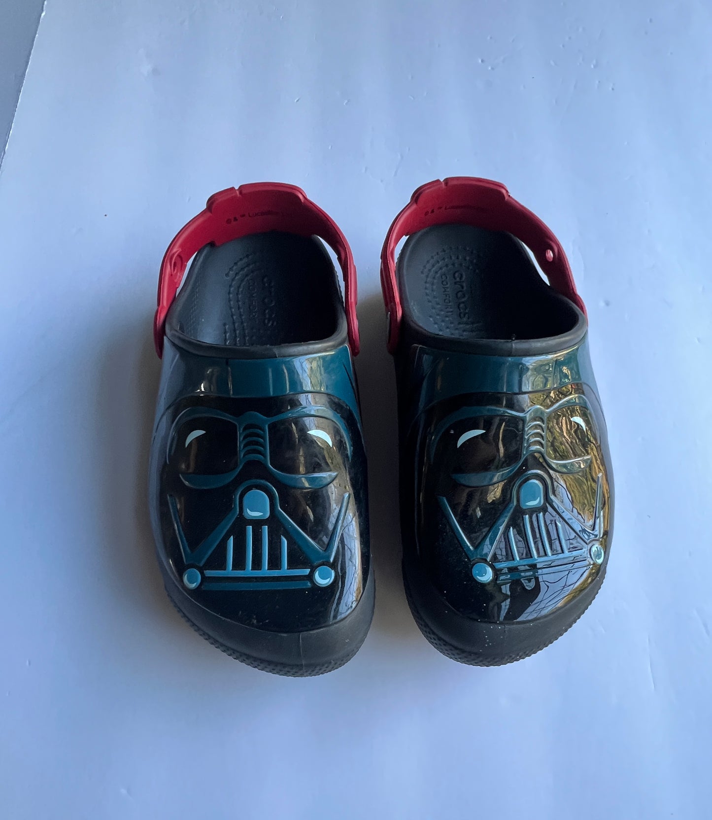 #77B Boys Shoe Size 1 Star Wars Crocs with Light Up Eyes