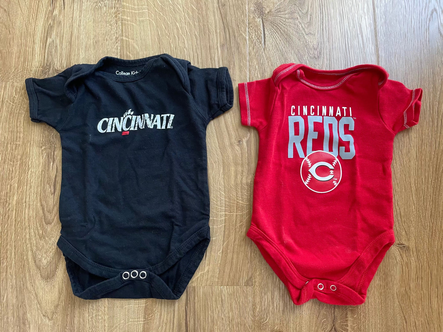 #6 - Cincinnati Reds & University of Cincinnati Bodysuits/Onesies - Size 0-3 months