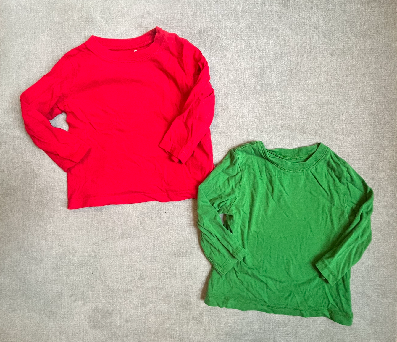 #22A Set of two long-sleeve red and green shirts, Gender-Neutral 18M